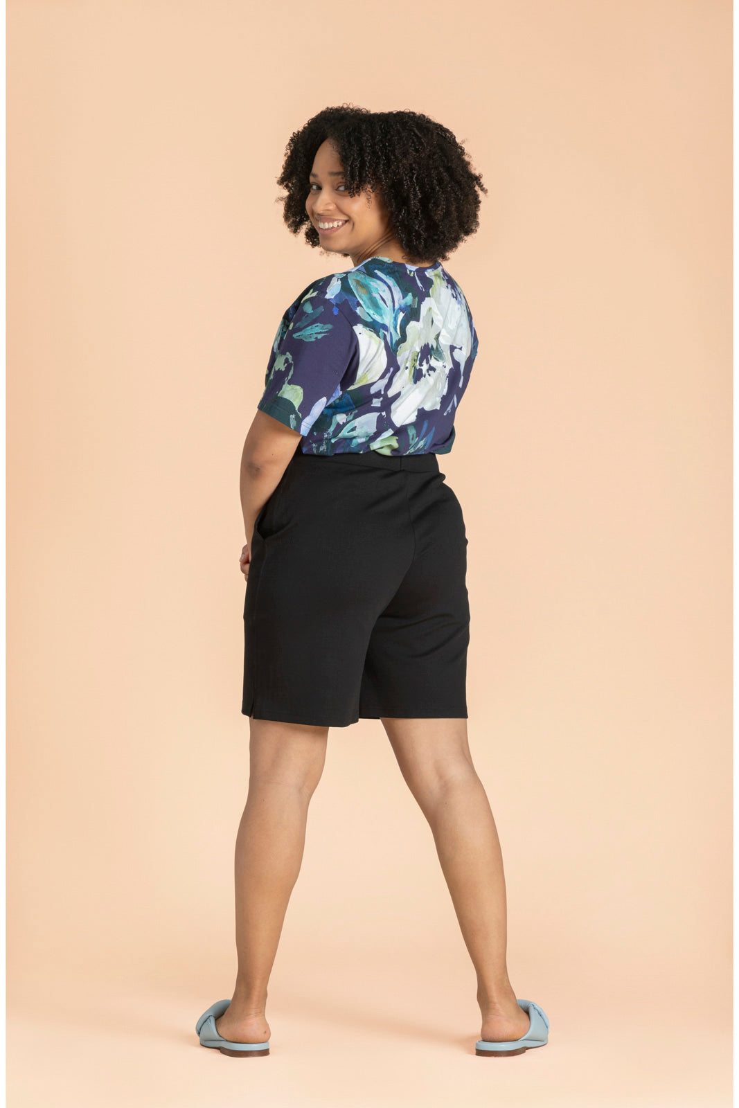 Naisten mustat shortsit | modelheight:165, size:M