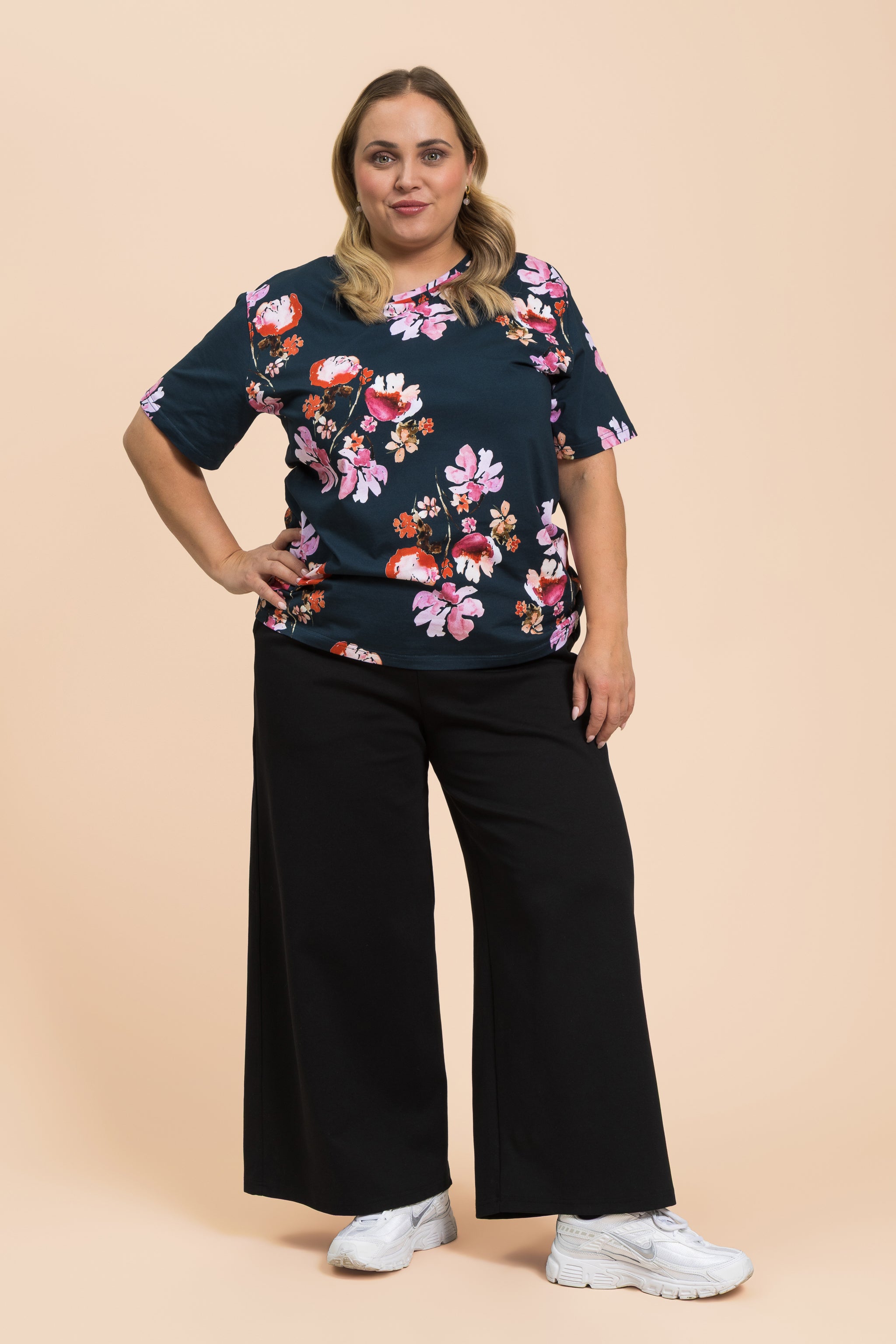 Naisten tummansininen t-paita kukkakuosilla | modelheight:160, size:XL