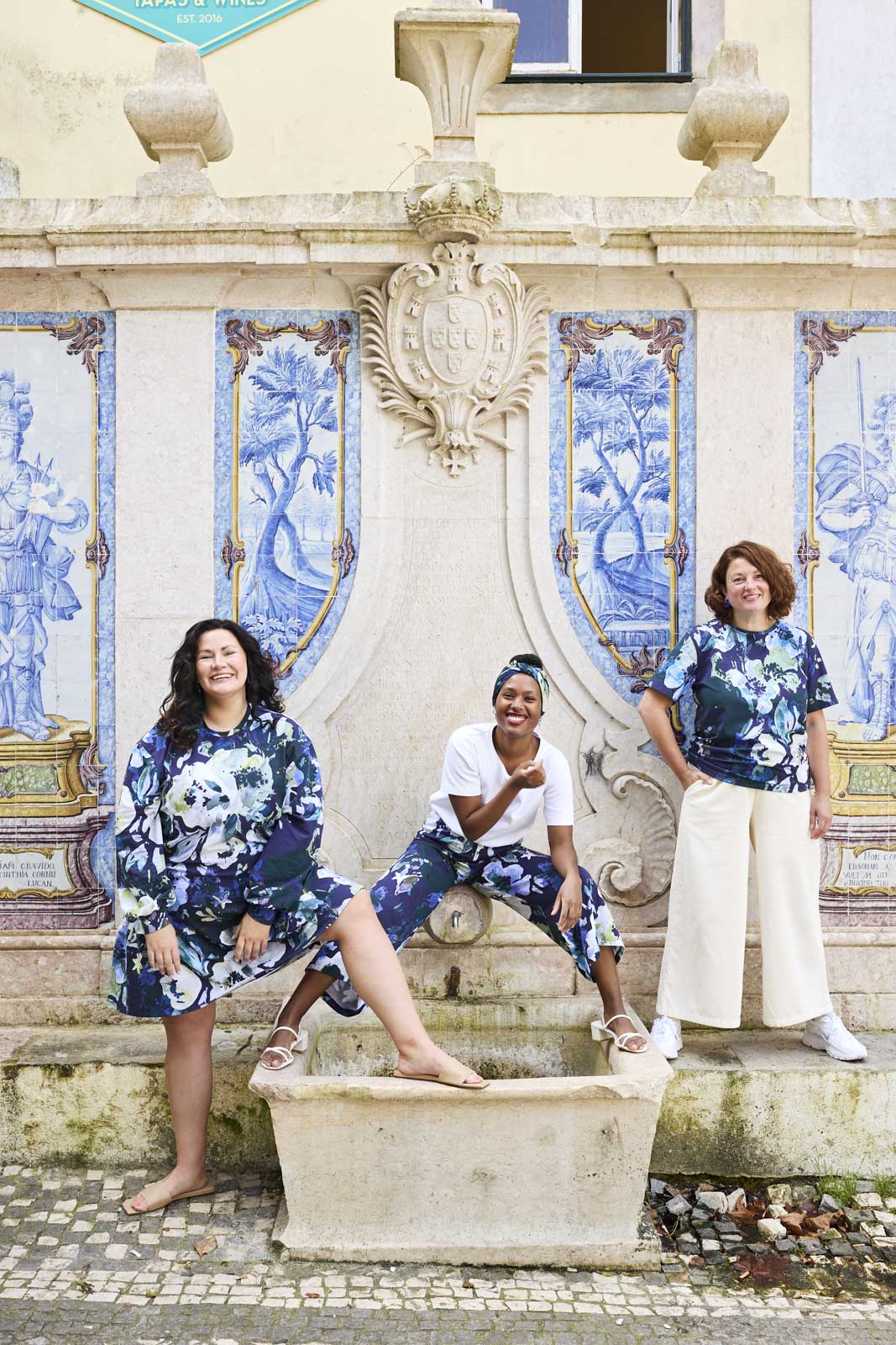 Naisten sininen puuvillamekko kukkakuviolla