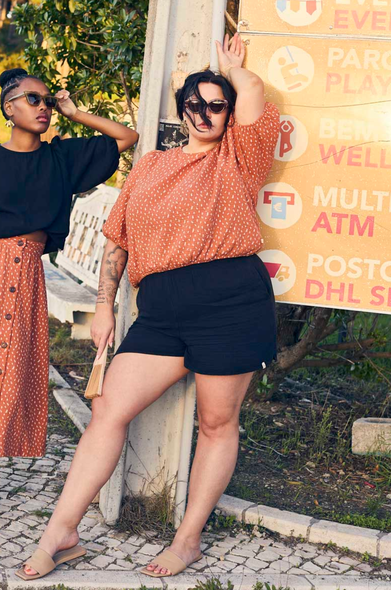 Naisten oranssi puuvillapaita minimalistisella kuosilla