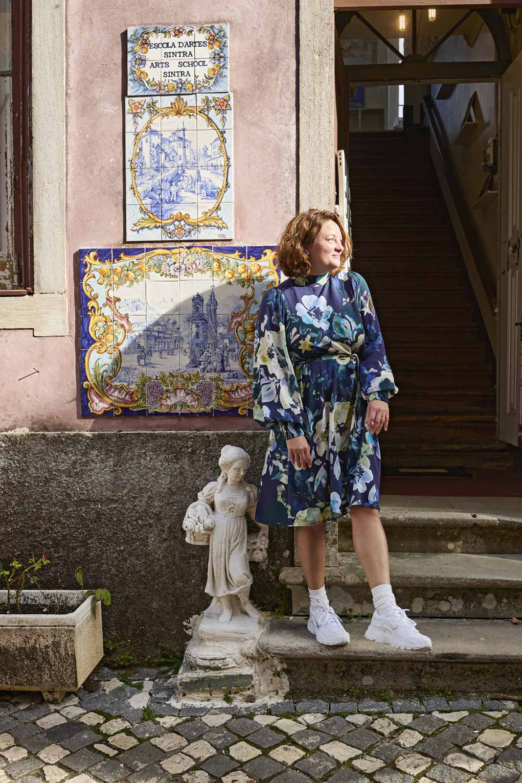 Naisten sininen mekko kukkakuviolla