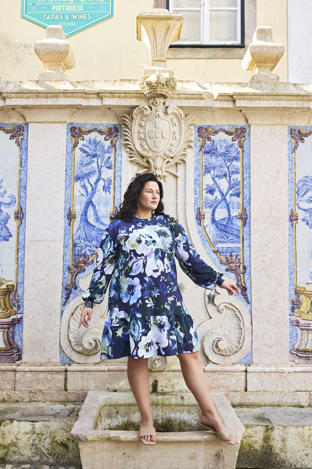 Naisten sininen puuvillamekko kukkakuviolla