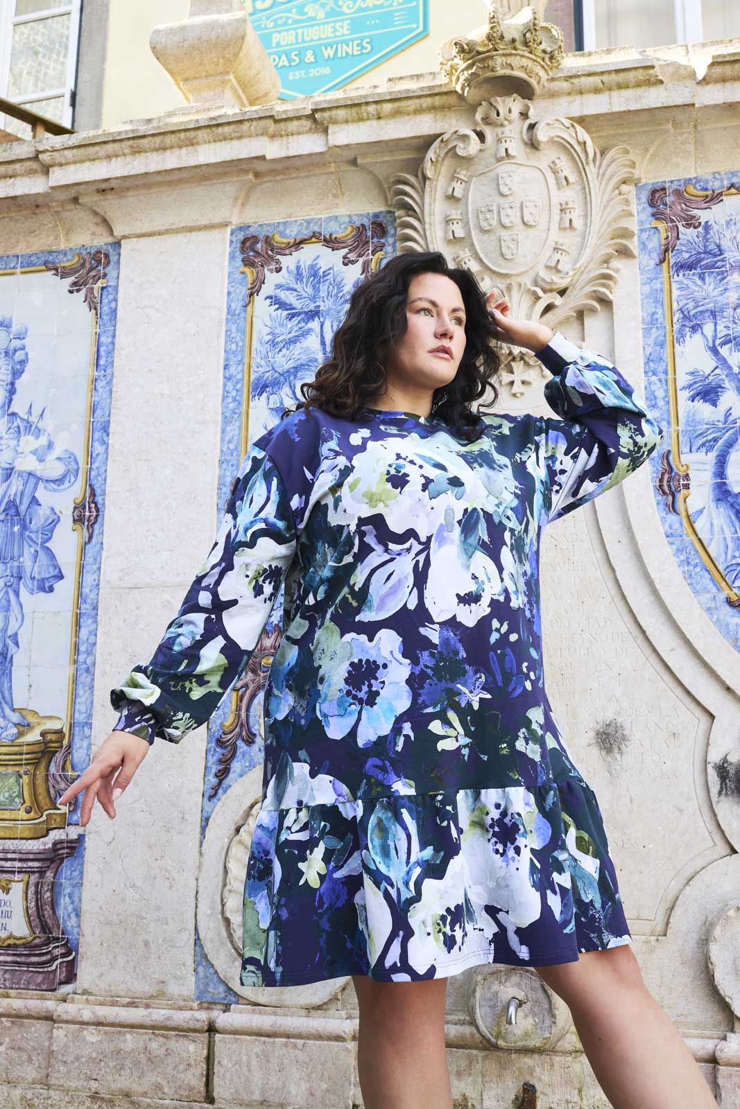 Naisten sininen puuvillamekko kukkakuviolla