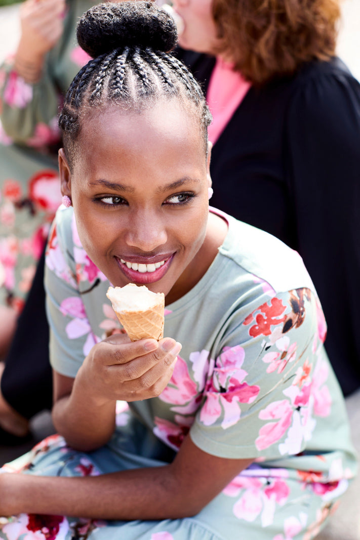 Naisten vihreä t-paitamekko kukkakuosilla