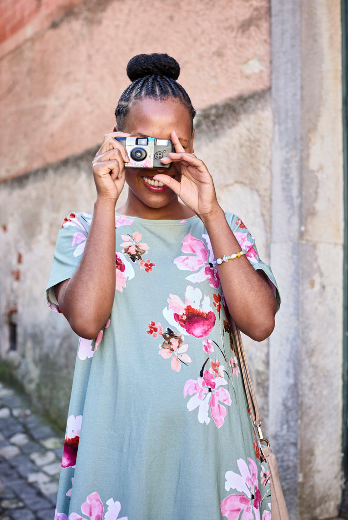 Naisten vihreä t-paitamekko kukkakuosilla