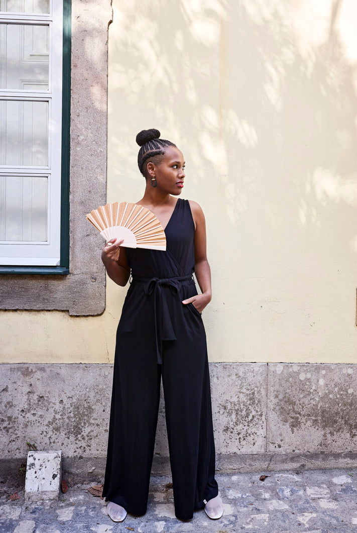 Naisten musta haalari