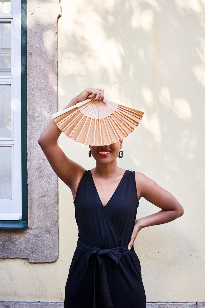 Naisten musta haalari