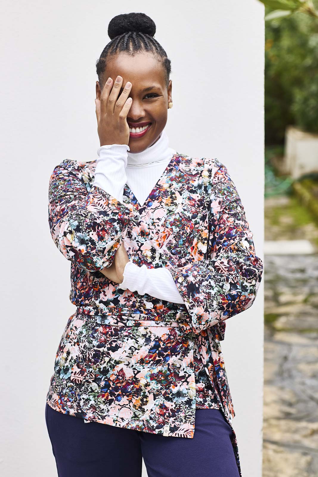 Naisten värikäs puuvillapaita kukkakuviolla