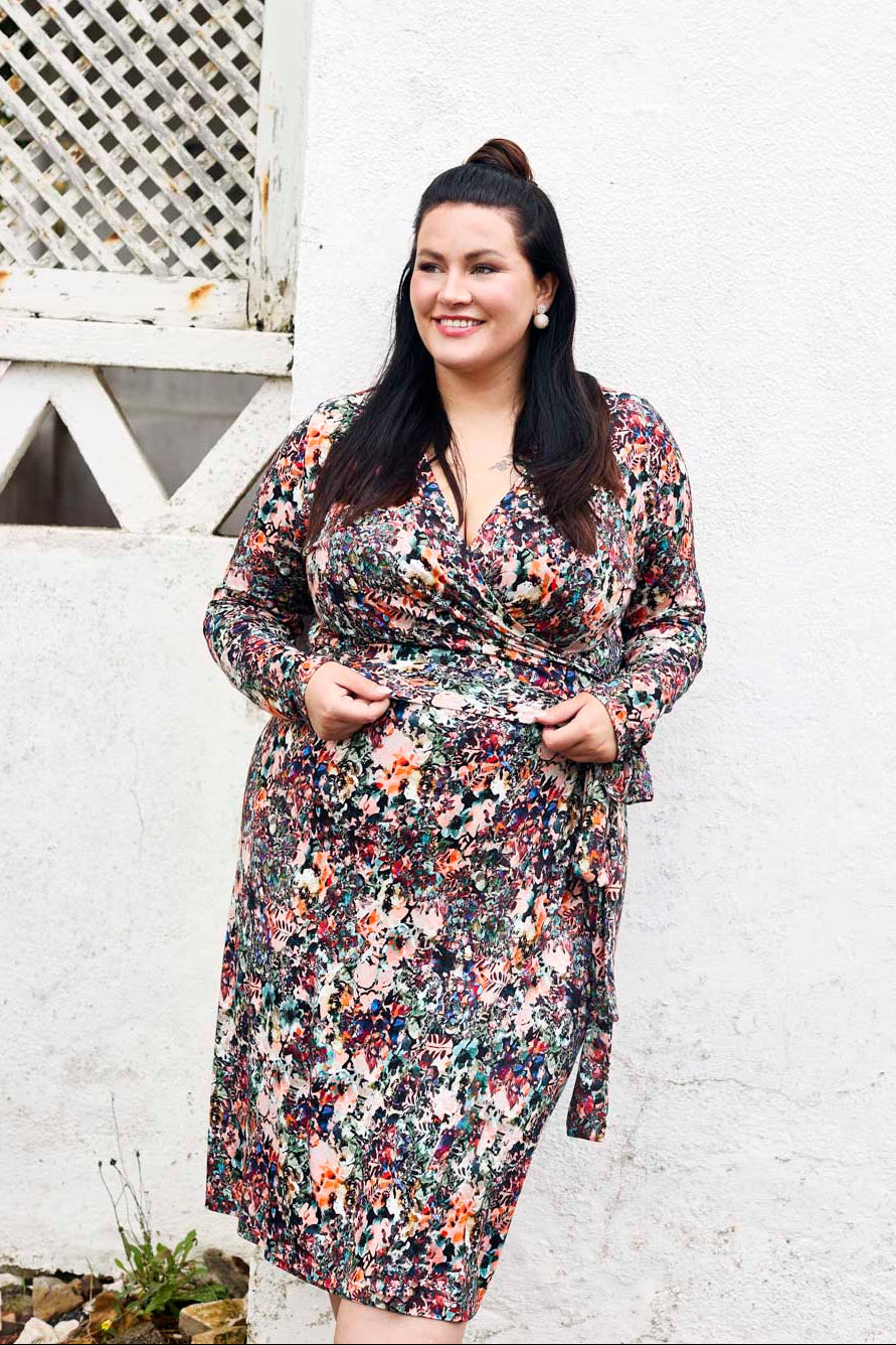 Naisten värikäs viskoositrikoomekko kukkakuviolla | modelheight:170, size:XL