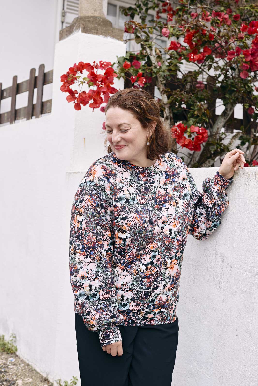 Naisten värikäs collagepaita kukkakuviolla