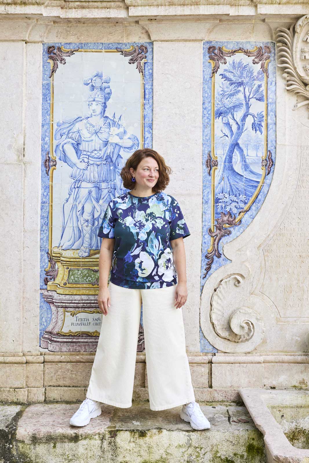 Naisten sininen paita kukkakuviolla | modelheight:163, size:M