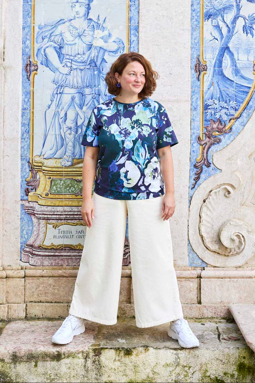 Naisten sininen paita kukkakuviolla | modelheight:163, size:M