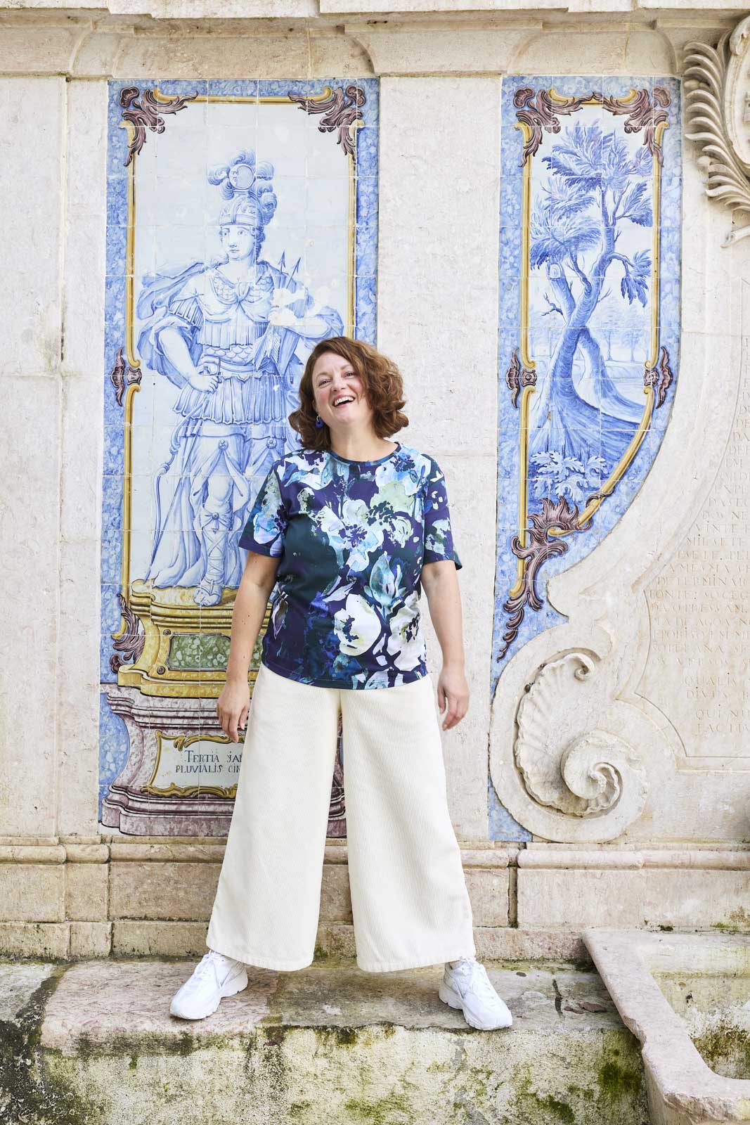 Naisten sininen paita kukkakuviolla | modelheight:163, size:M