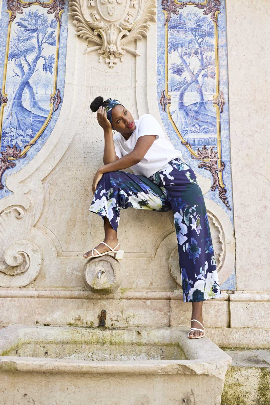 Naisten sininen puuvillahousut kukkakuviolla