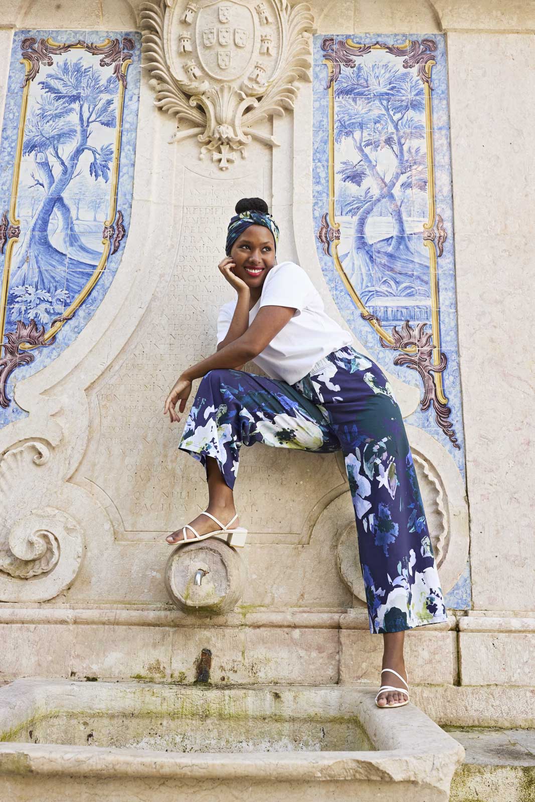 Naisten sininen puuvillahousut kukkakuviolla | modelheight:158, size:XS