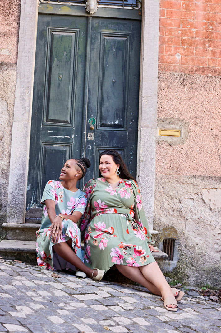 Naisten vihreä t-paitamekko kukkakuosilla