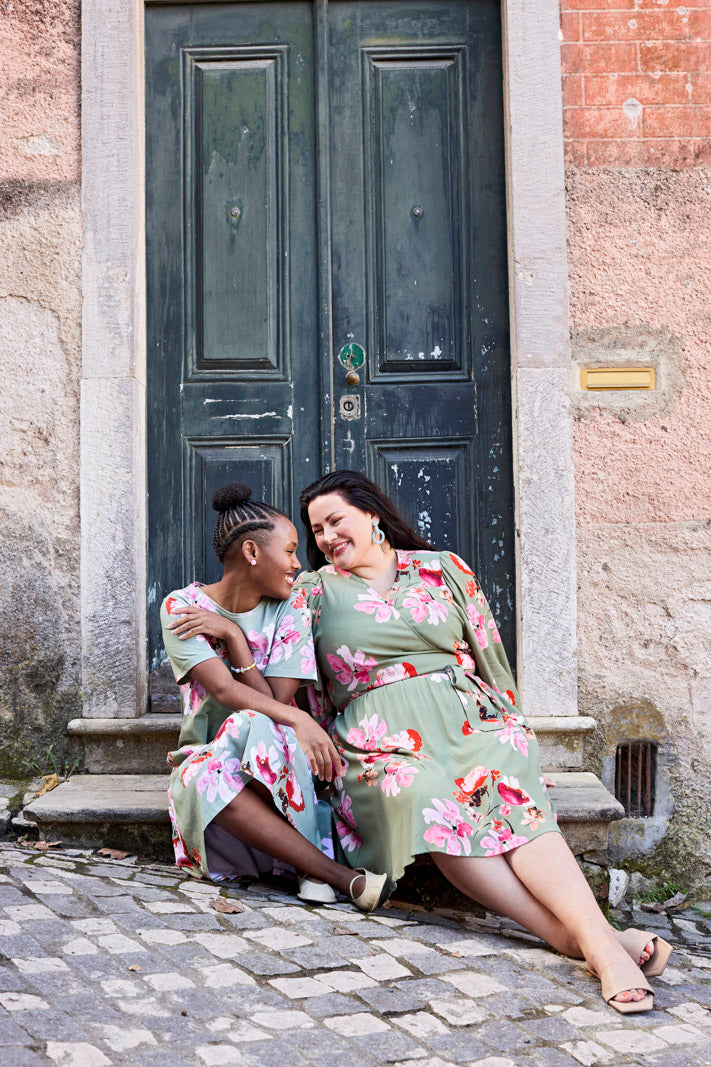 Naisten vihreä kreppiviskoosi kietaisumekko kukkakuosilla