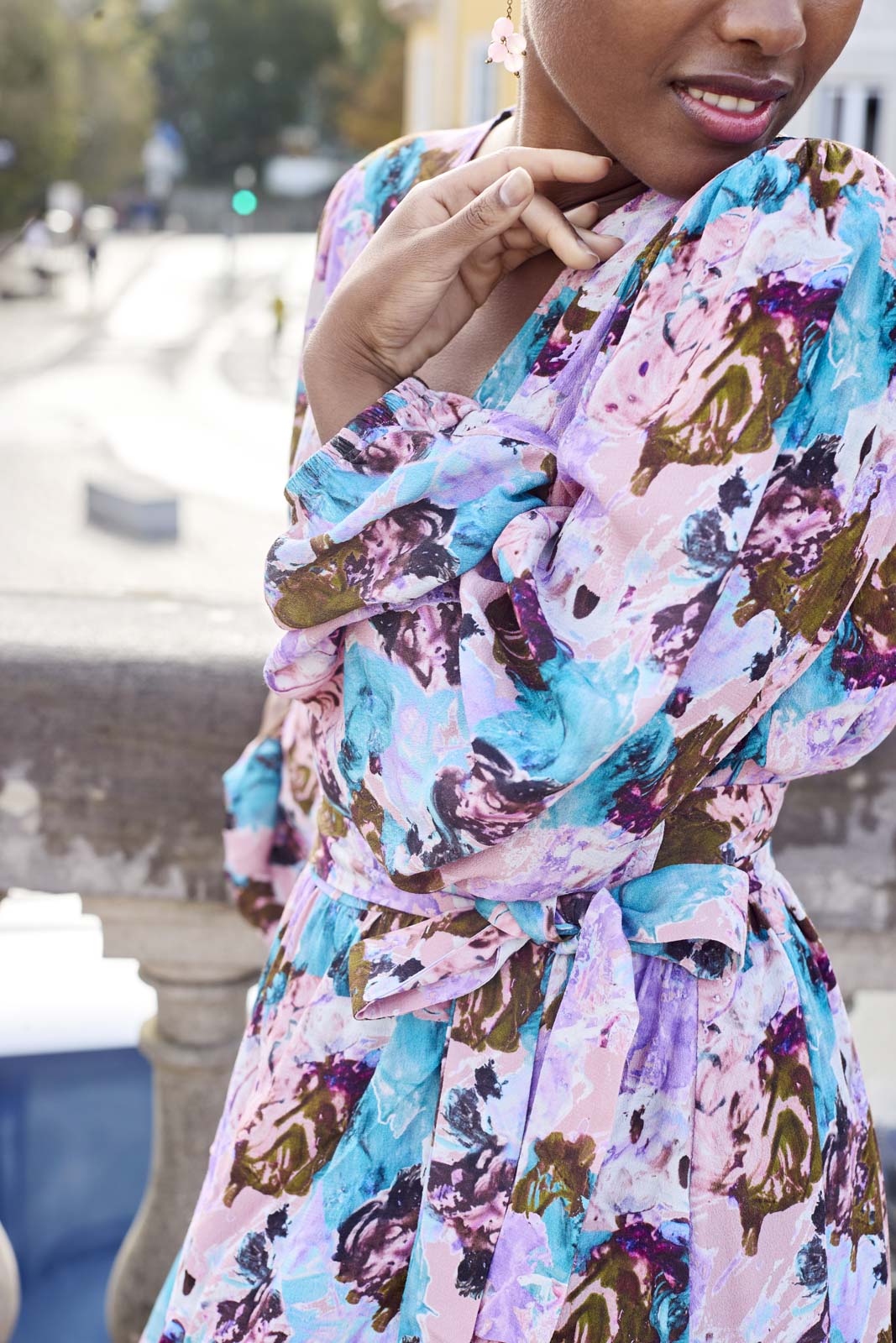 Naisten vaaleanpunainen viskoosikreppimekko maalatulla kuosilla