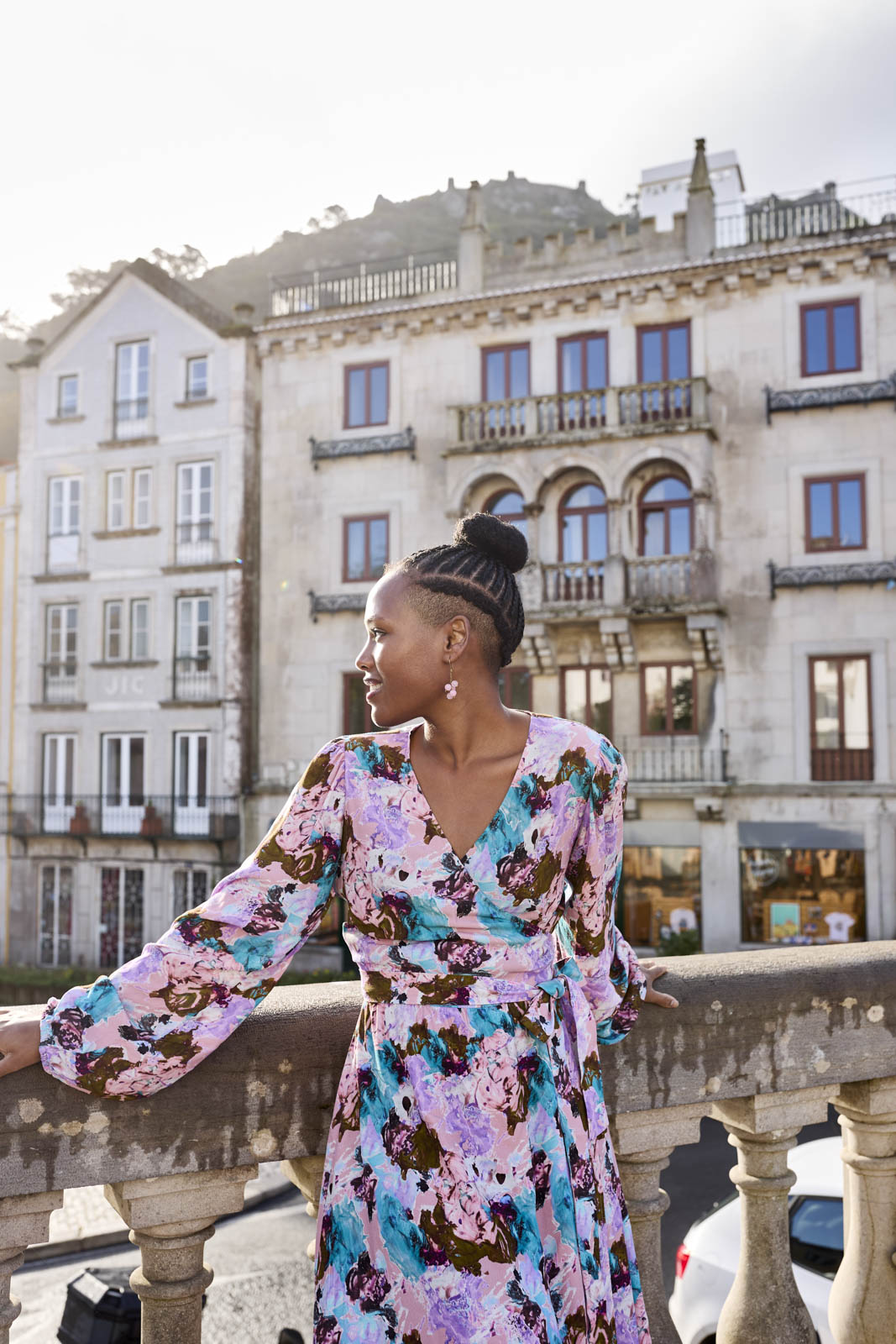 Naisten vaaleanpunainen viskoosikreppimekko maalatulla kuosilla