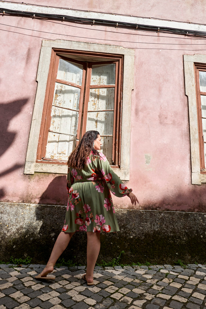 Naisten vihreä kreppiviskoosi kietaisumekko kukkakuosilla