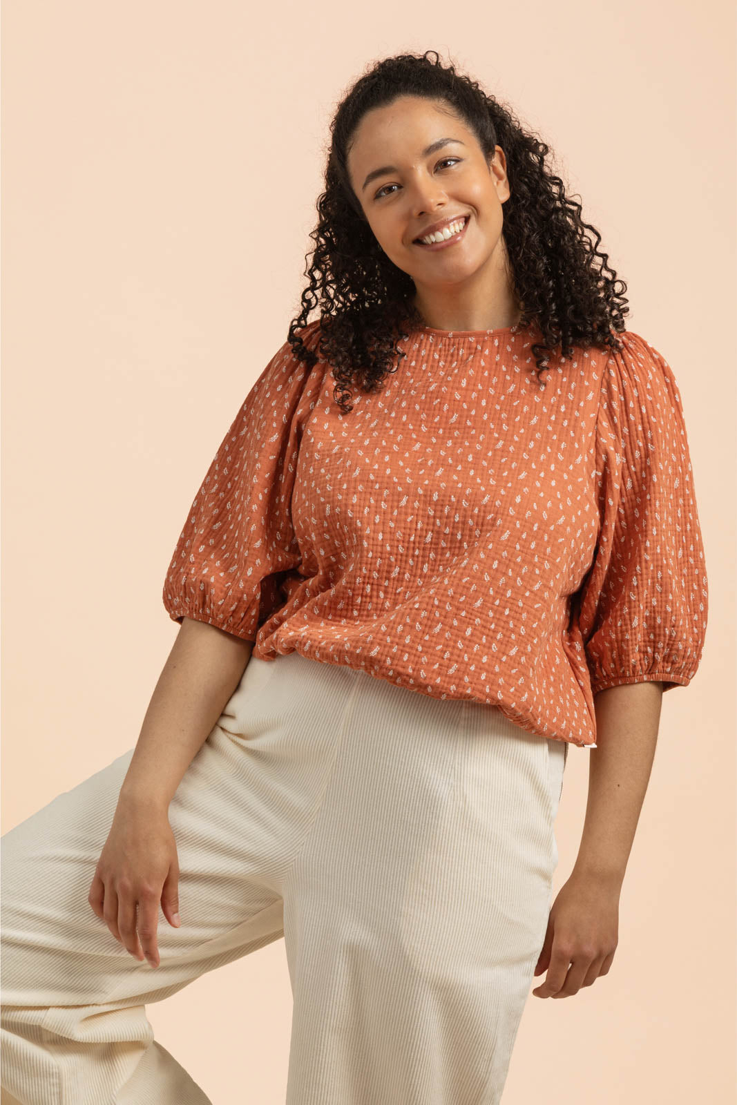 Naisten oranssi puuvillapaita minimalistisella kuosilla