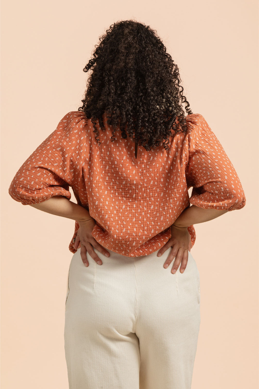 Naisten oranssi puuvillapaita minimalistisella kuosilla