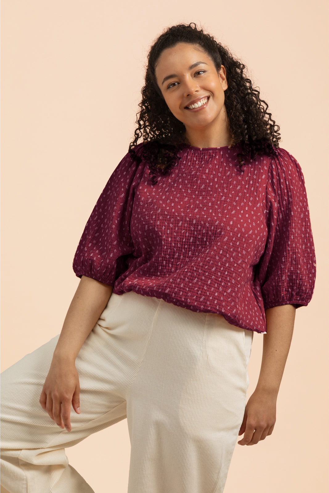 Naisten musliininen paita minimalistisella lehtikuosilla| modelheight:169, size:M