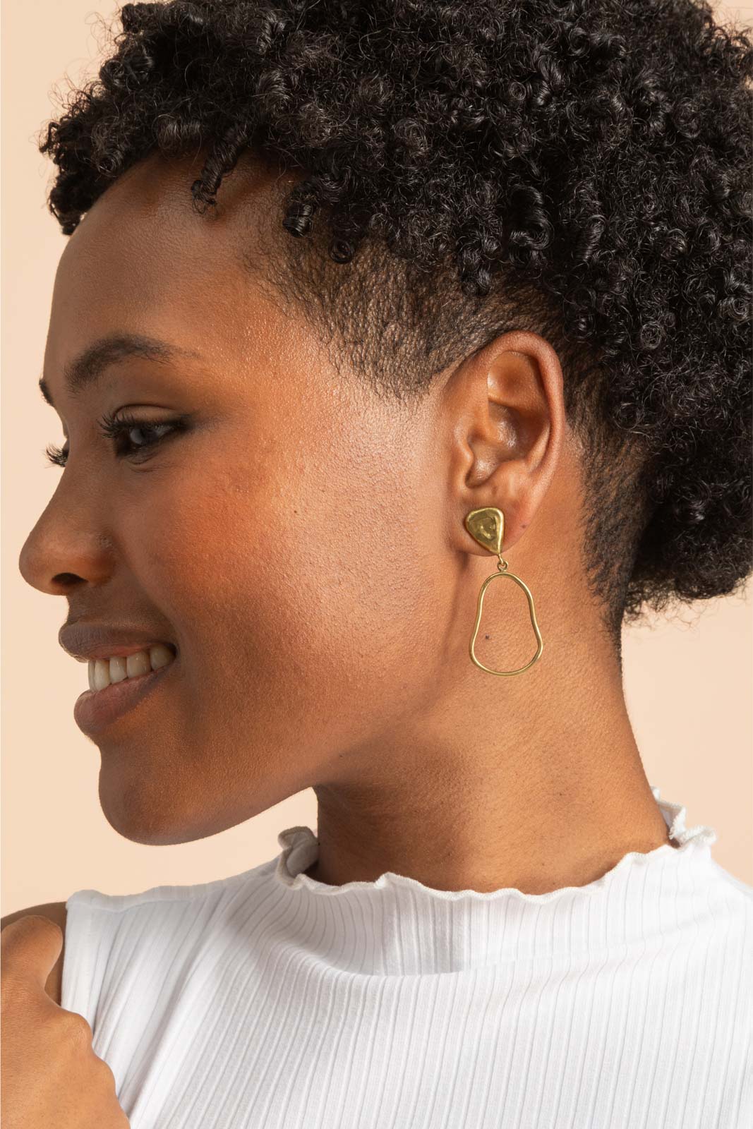 Nepalissa käsintehdyt messinkiset naistenkorvakorut