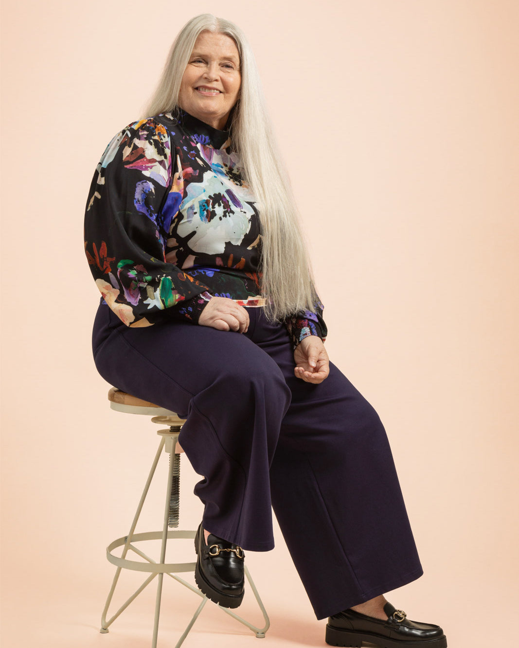 Naisten musta paita kukkakuviolla