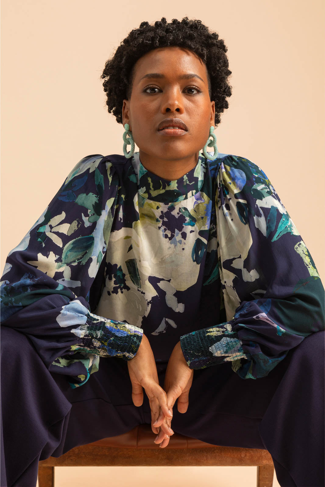 Naisten sininen paita kukkakuviolla | modelheight:158, size:XS