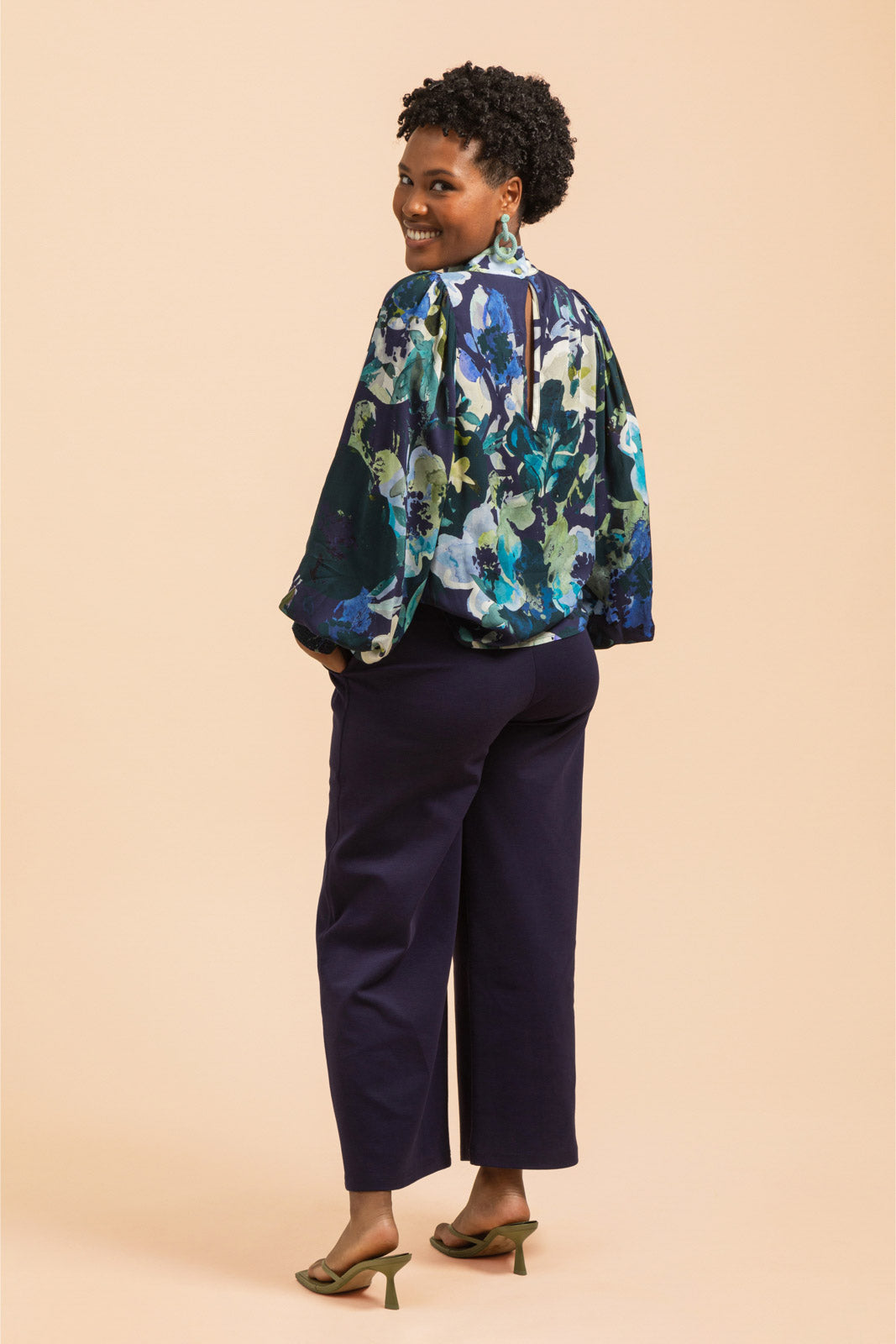 Naisten sininen paita kukkakuviolla