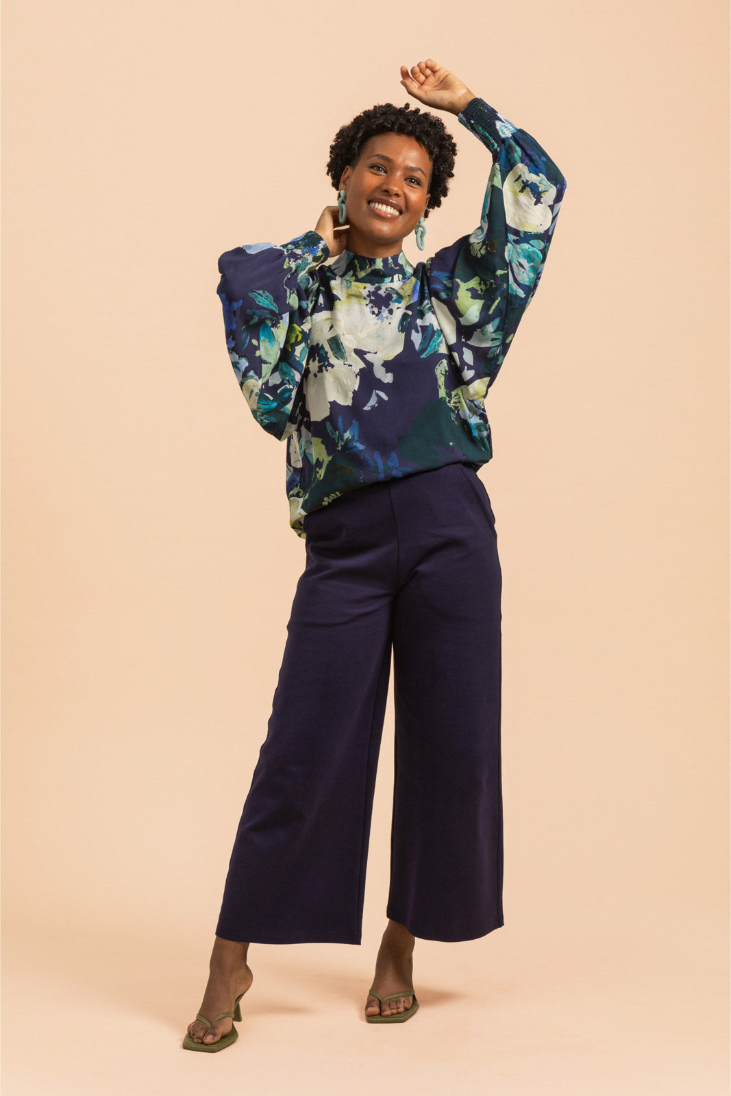 Naisten sininen paita kukkakuviolla