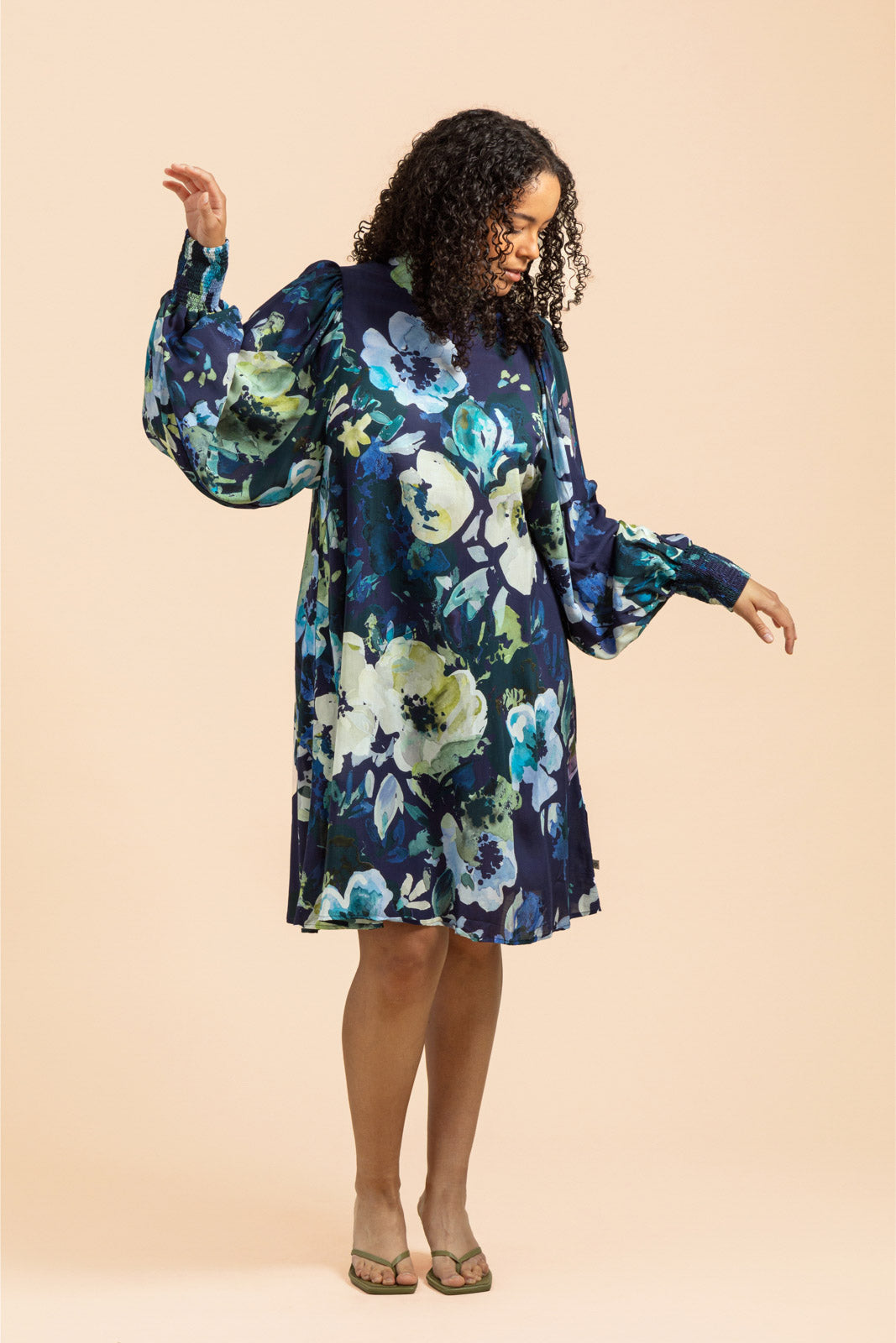 Naisten sininen mekko kukkakuviolla | modelheight:169, size:M