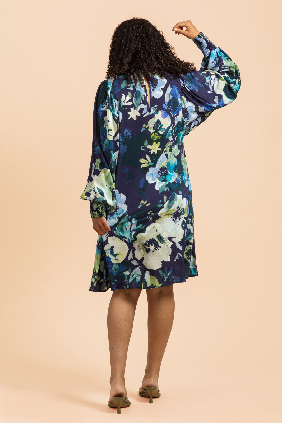 Naisten sininen mekko kukkakuviolla | modelheight:169, size:M