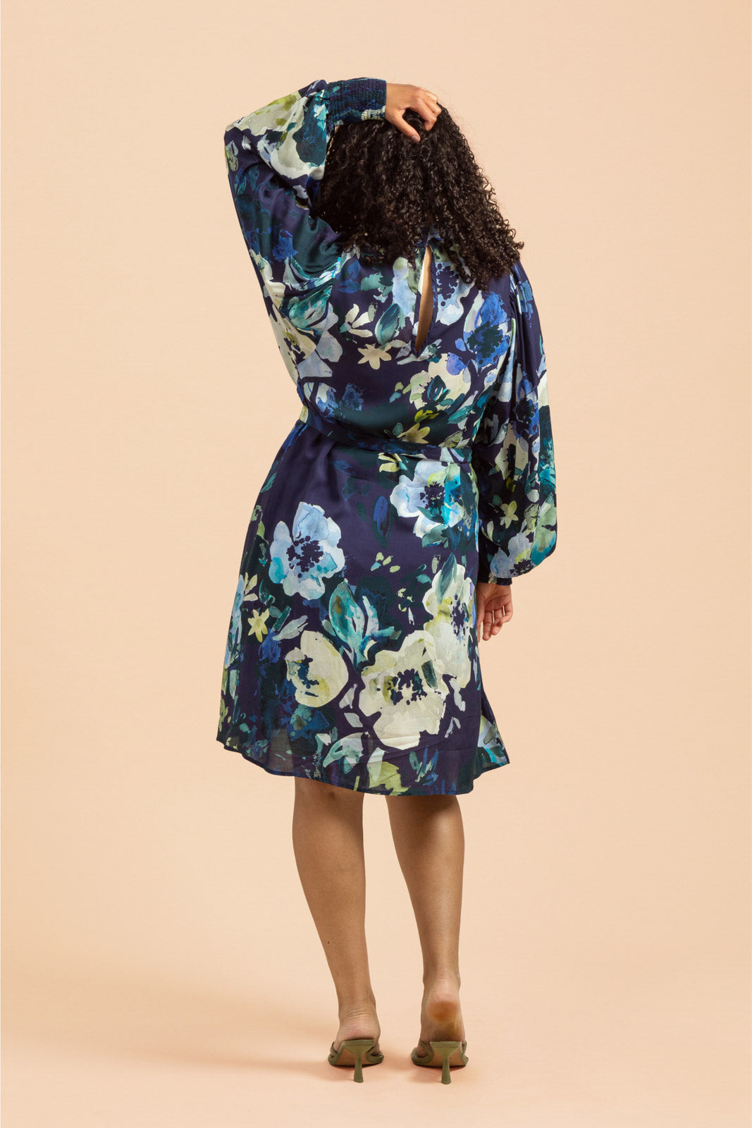 Naisten sininen mekko kukkakuviolla | modelheight:169, size:M