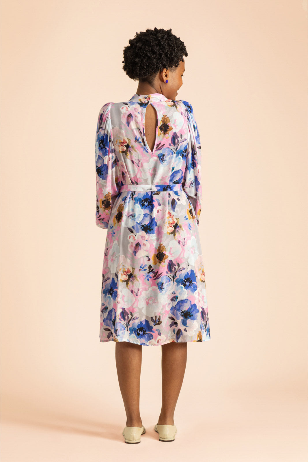 Naisten liila mekko kukkakuviolla