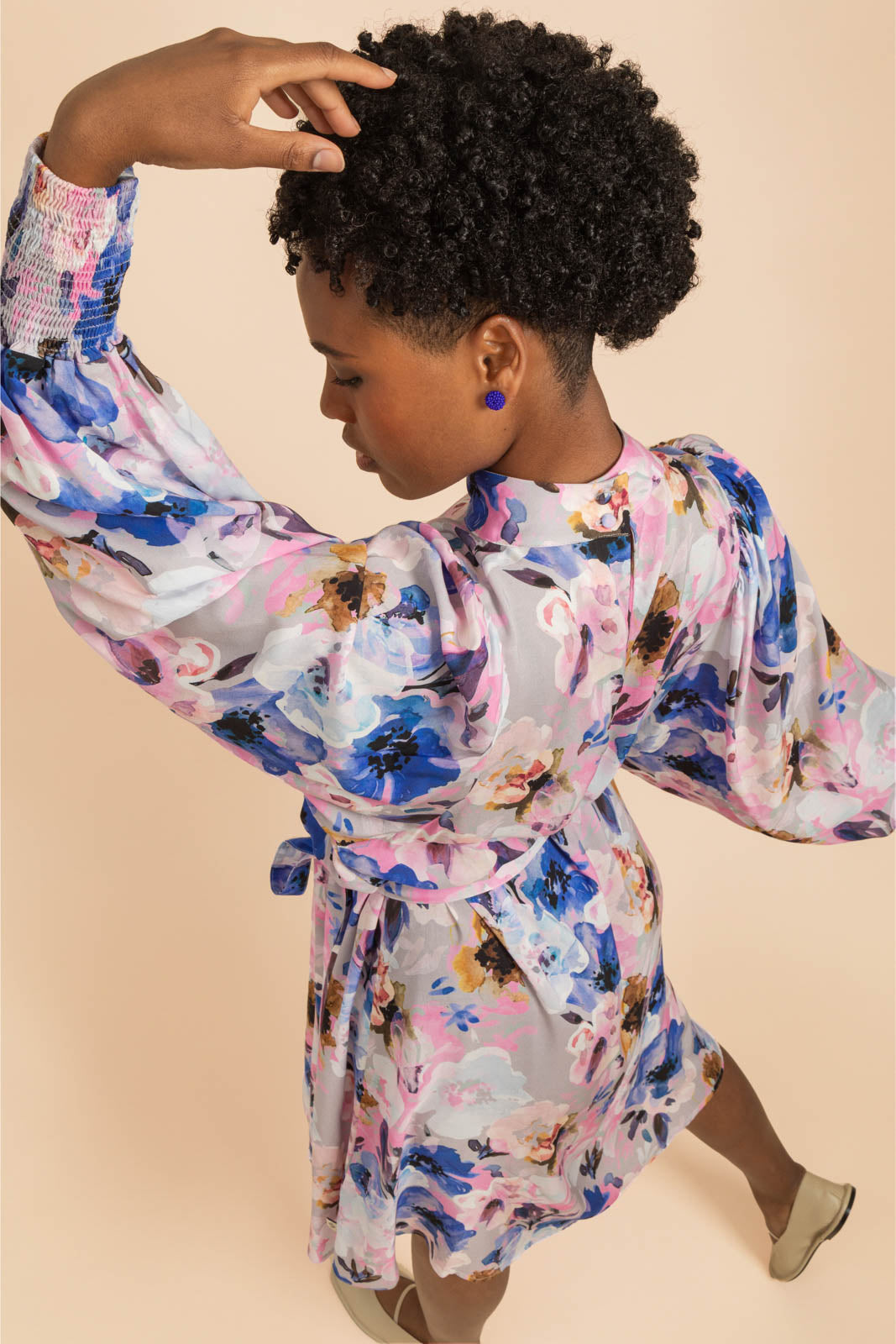 Naisten liila mekko kukkakuviolla