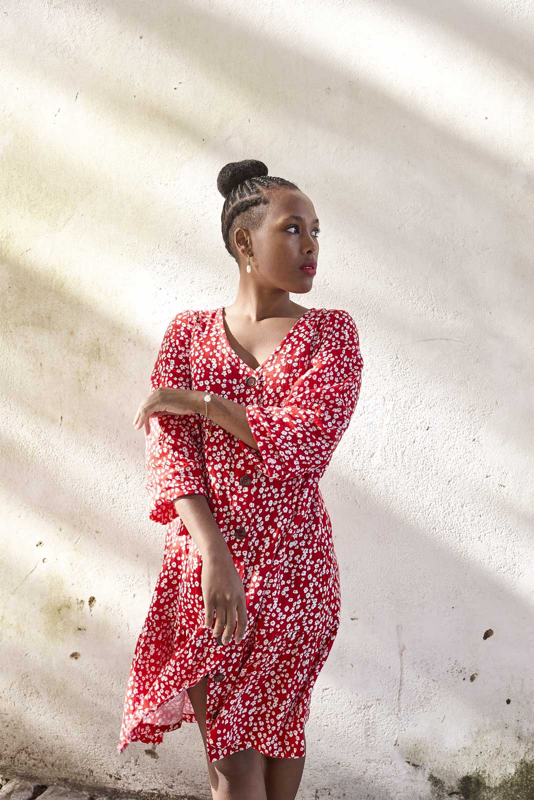 Naisten punainen puuvillamekko kukkakuviolla | modelheight:158, size:XS