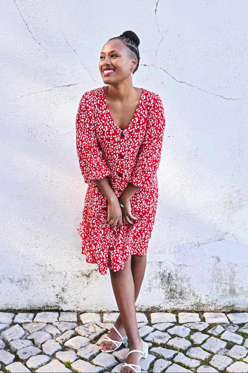 Naisten punainen puuvillamekko kukkakuviolla | modelheight:158, size:XS