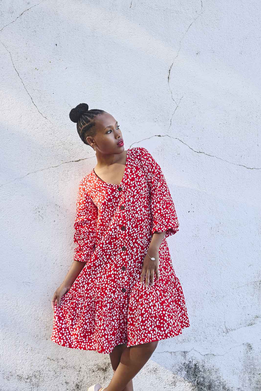 Naisten punainen puuvillamekko kukkakuviolla