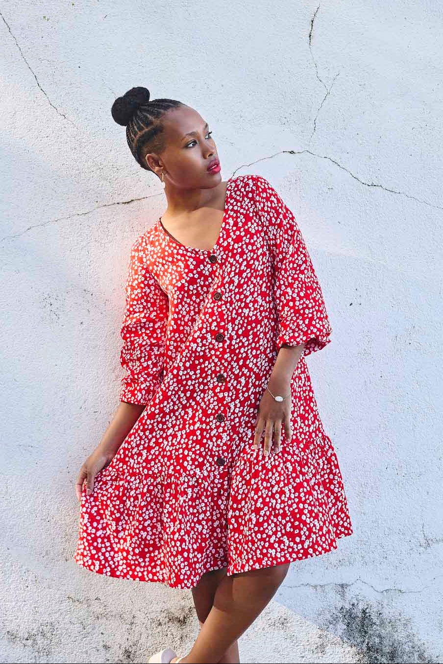 Naisten punainen puuvillamekko kukkakuviolla | modelheight:158, size:XS