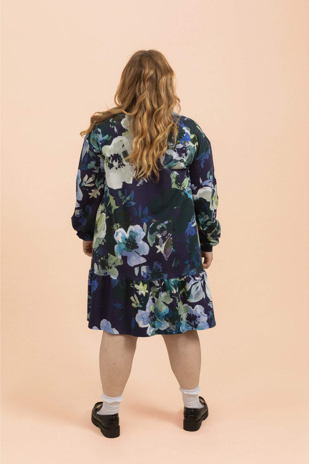 Naisten sininen puuvillamekko kukkakuviolla