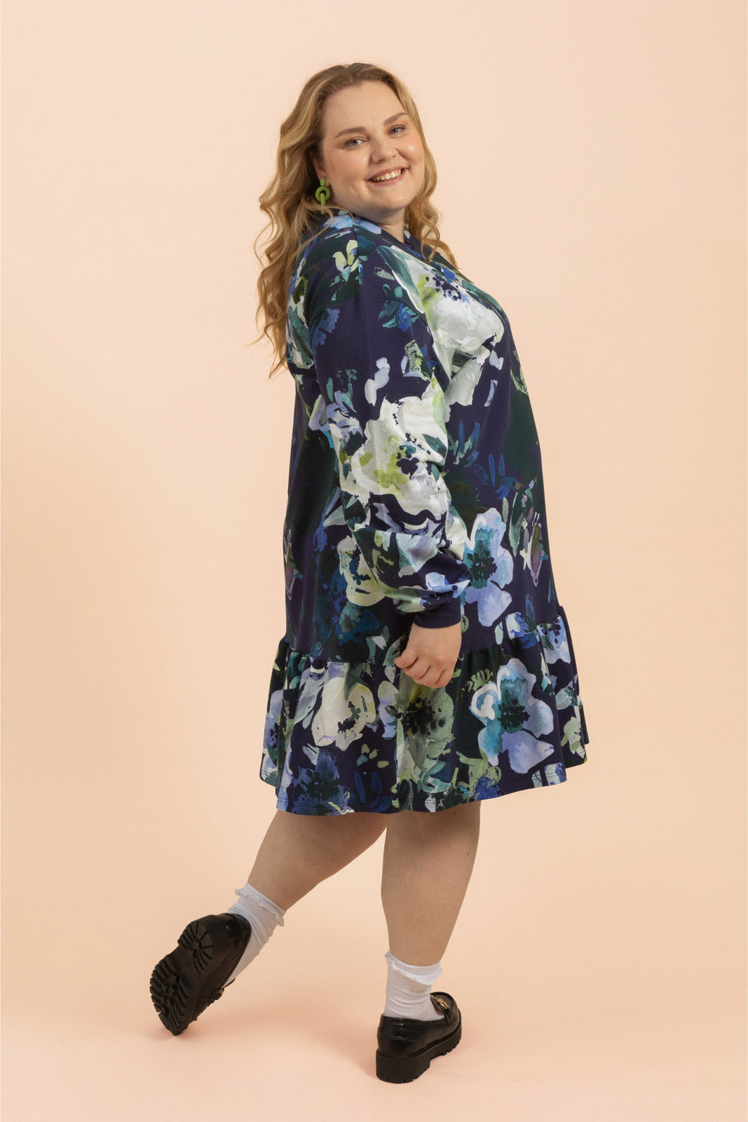 Naisten sininen puuvillamekko kukkakuviolla