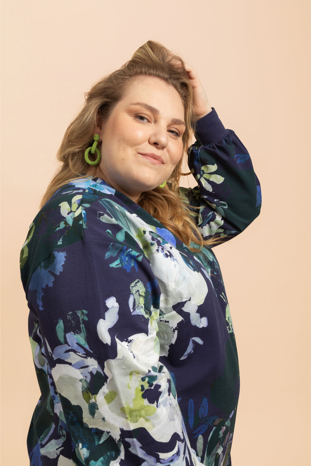 Naisten sininen puuvillamekko kukkakuviolla