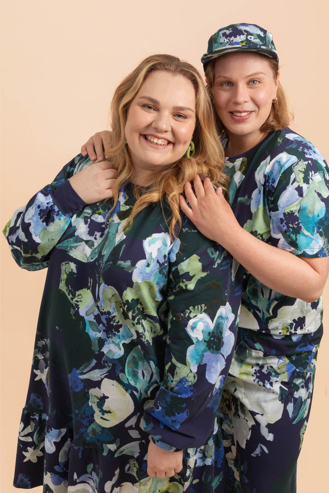 Naisten sininen puuvillamekko kukkakuviolla