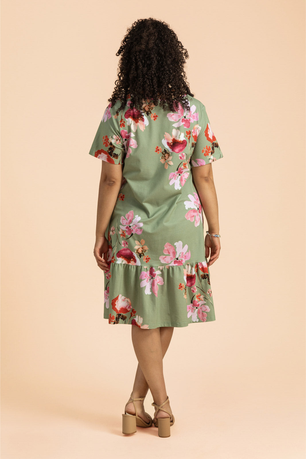Naisten vihreä t-paitamekko kukkakuosilla