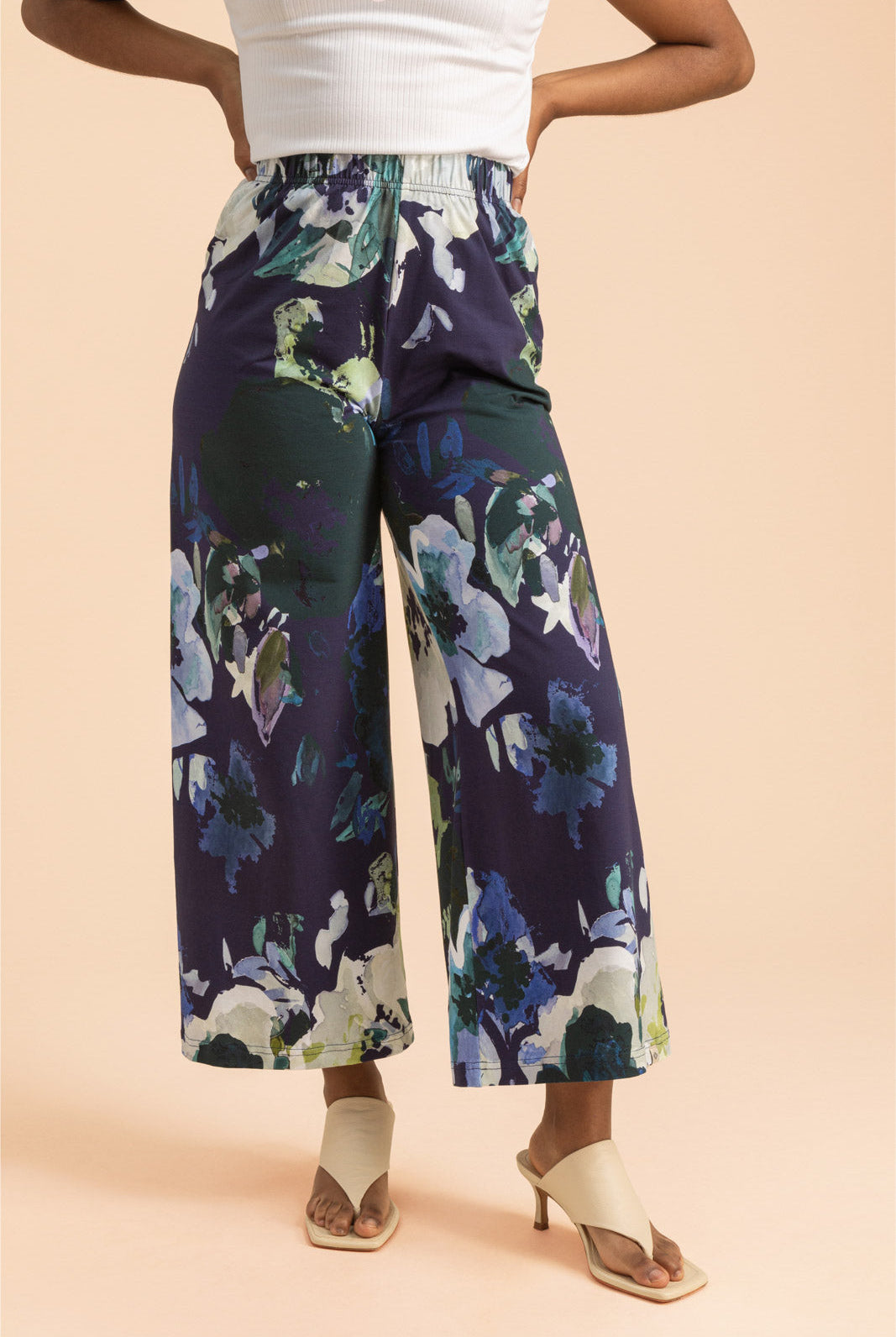 Naisten sininen puuvillahousut kukkakuviolla | modelheight:158, size:XS