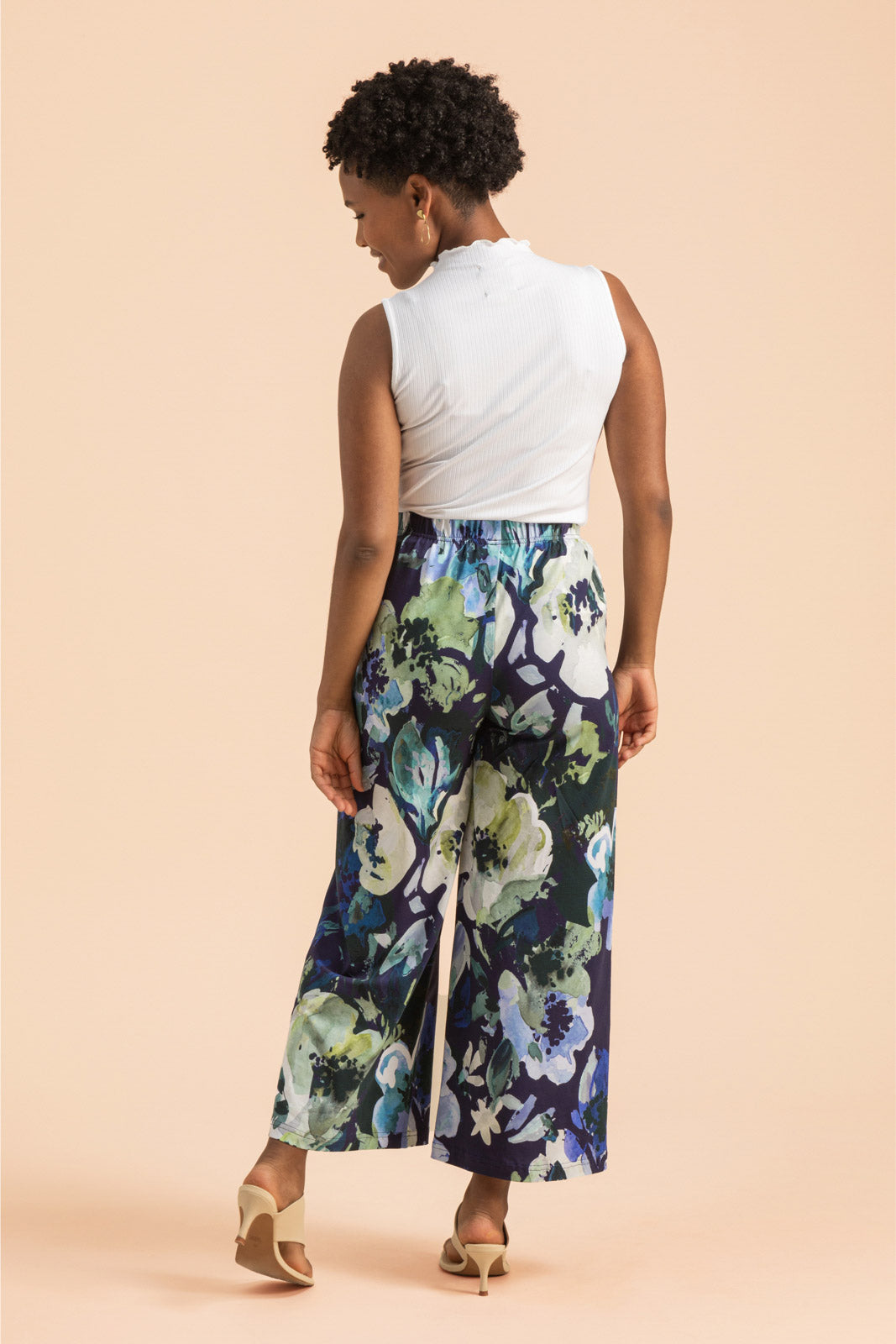 Naisten sininen puuvillahousut kukkakuviolla | modelheight:158, size:XS