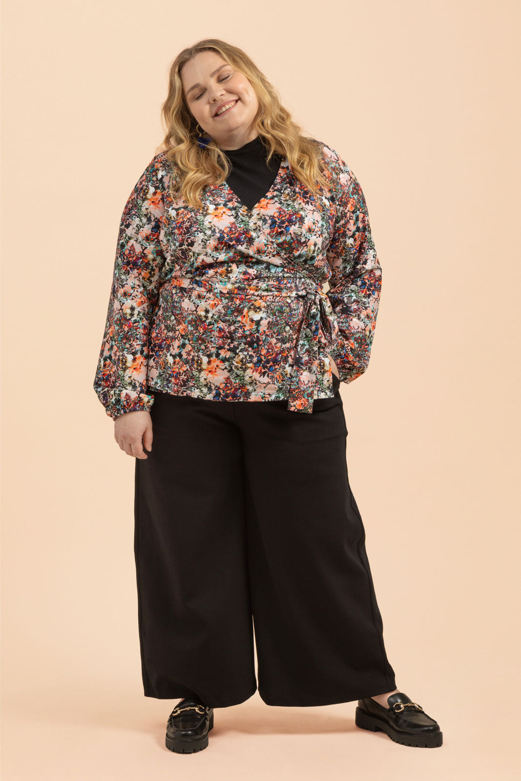 Naisten värikäs puuvillapaita kukkakuviolla