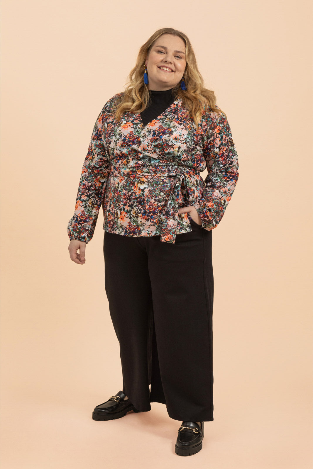 Naisten värikäs puuvillapaita kukkakuviolla